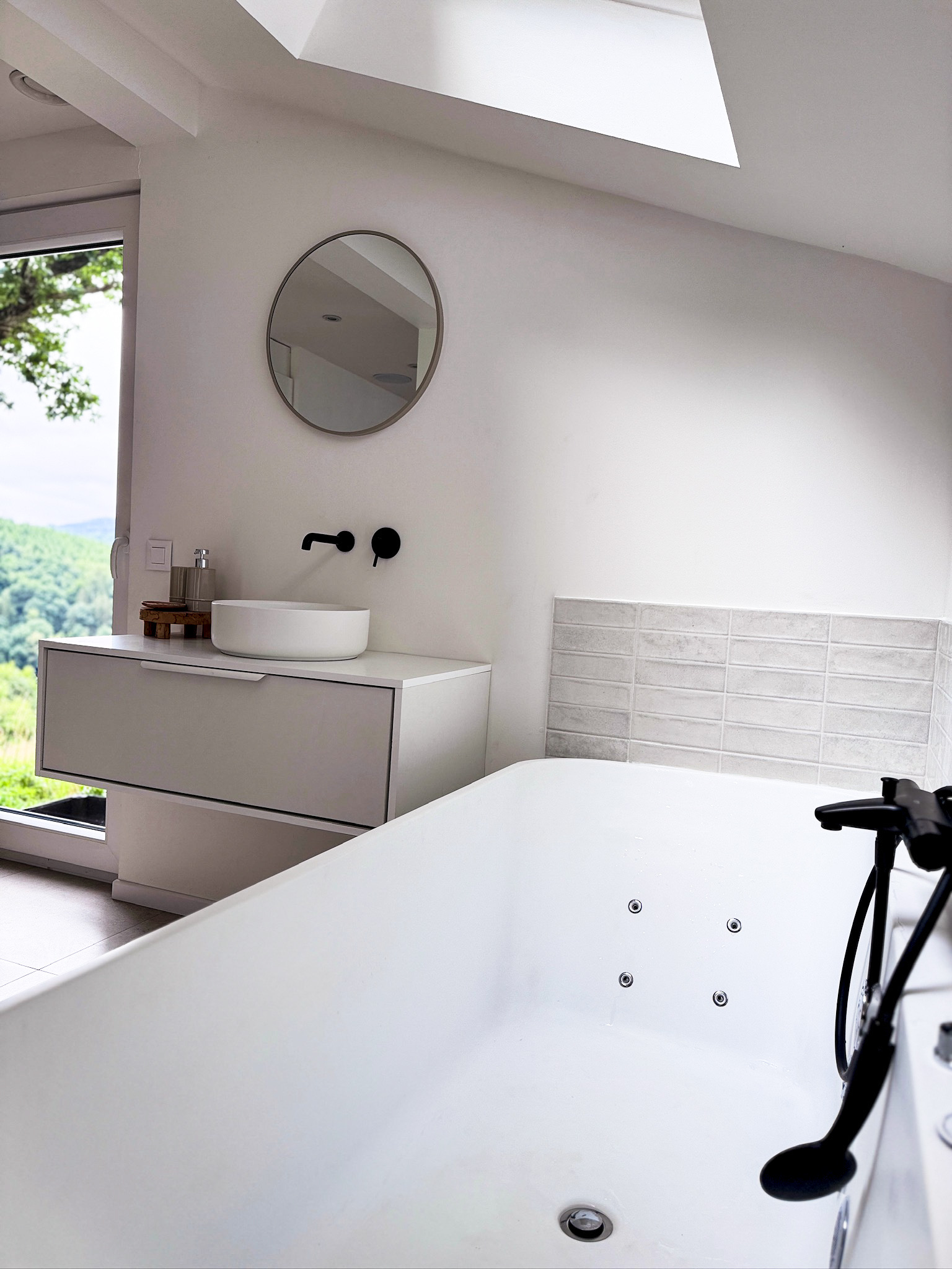 Whirlpool bathtub with view